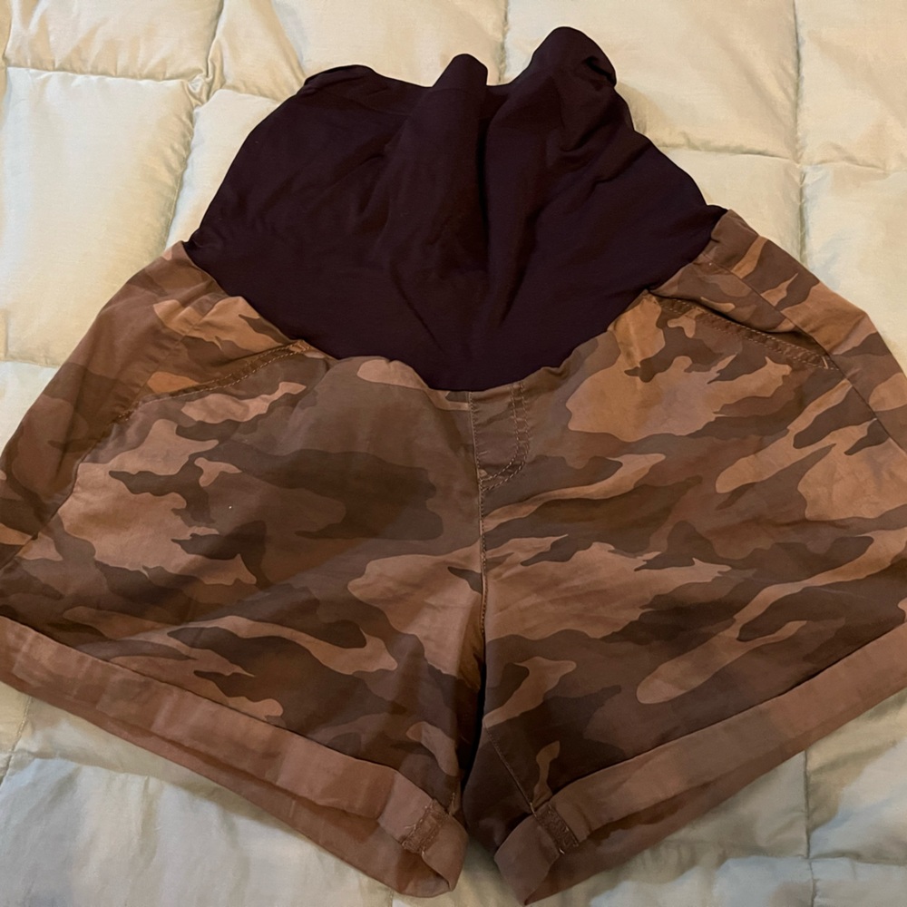 Size 12/L maternity shorts camo